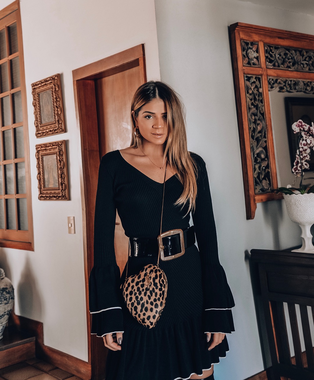 Look vestido store preto e bota